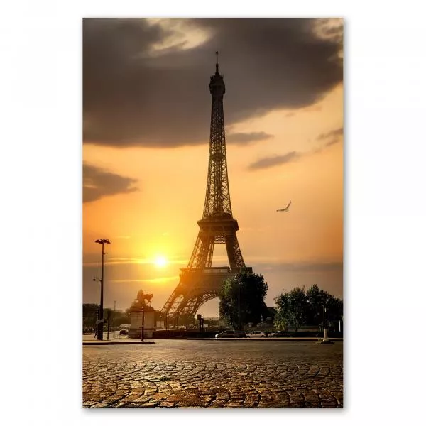Eiffelturm im warmen Licht des Sonnenaufgangs, leere Straßen von Paris. Eiffelturm im warmen Licht des Sonnenaufgangs, leere Straßen von Paris.