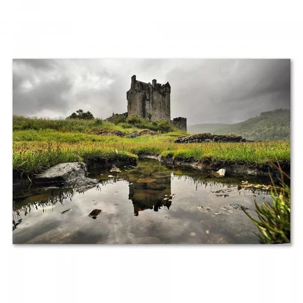 Eilean Donan Castle spiegelt sich in einem kleinen See, umgeben von Wiesen, wartet auf Besucher. Eilean Donan Castle spiegelt sich in einem kleinen See, umgeben von Wiesen, wartet auf Besucher.