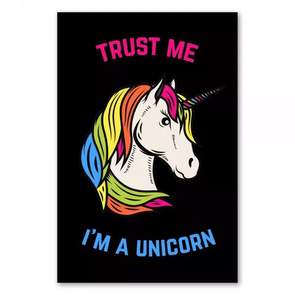 Schwarzes T-Shirt Design mit buntem Einhornkopf und dem Spruch "Vertrau mir, ich bin ein Einhorn". Schwarzes T-Shirt Design mit buntem Einhornkopf und dem Spruch "Vertrau mir, ich bin ein Einhorn".