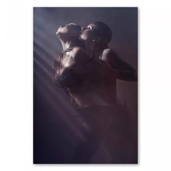 Leidenschaftliche Umarmung von zwei Frauen in wunderschönem Licht und Schatten, die Vertrautheit ausstrahlt. Leidenschaftliche Umarmung von zwei Frauen in wunderschönem Licht und Schatten, die Vertrautheit ausstrahlt.