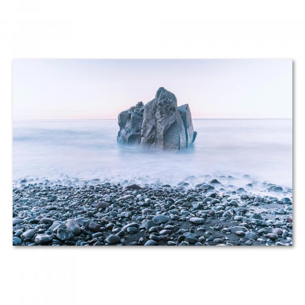 Schwarz-Weiß: Einsamer Felsen, Nebel an Küste, Langzeitbelichtung, Wasser.