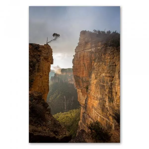 Zwei Felsklippen, Nebel in Schlucht - mystische Stimmung. Zwei Felsklippen, Nebel in Schlucht - mystische Stimmung.