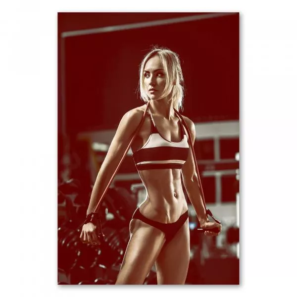 Frau, blonde Haare, Fitnessstudio, Fitnessbänder, durchtrainierter Körper. Frau, blonde Haare, Fitnessstudio, Fitnessbänder, durchtrainierter Körper.