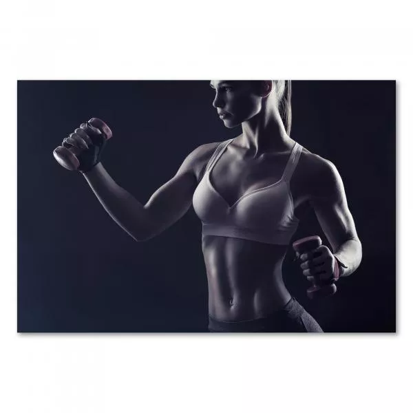 Frau im Sport-BH hebt Hanteln, muskulöser & definierter Körper. Frau im Sport-BH hebt Hanteln, muskulöser & definierter Körper.