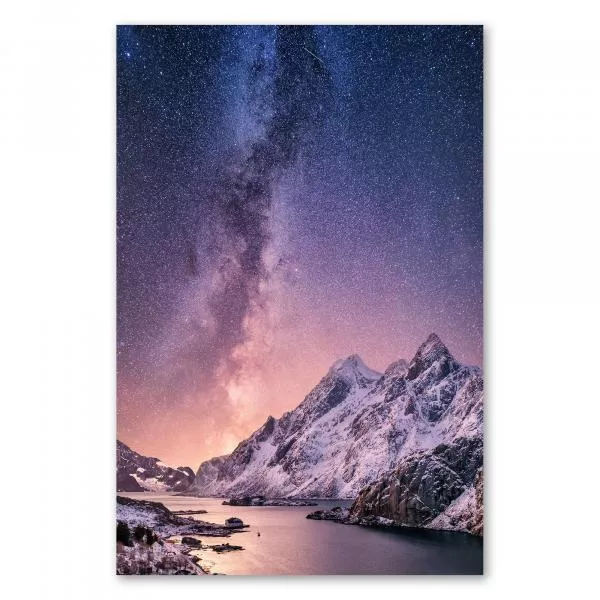 Fjord in Norwegen, Sternenhimmel mit Nordlichtern, schneebedeckte Berge. Fjord in Norwegen, Sternenhimmel mit Nordlichtern, schneebedeckte Berge.