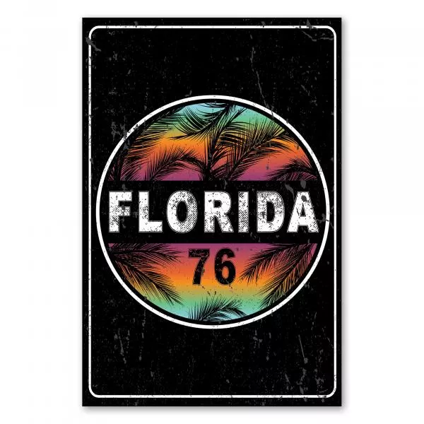 Sonnenuntergang am Palmenstrand von Florida - traumhaftes Motiv im Retro-Stil. Sonnenuntergang am Palmenstrand von Florida - traumhaftes Motiv im Retro-Stil.