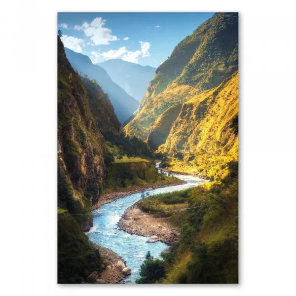 Türkisblauer Fluss durch Berglandschaft, Sonne, warme Farben. Türkisblauer Fluss durch Berglandschaft, Sonne, warme Farben.