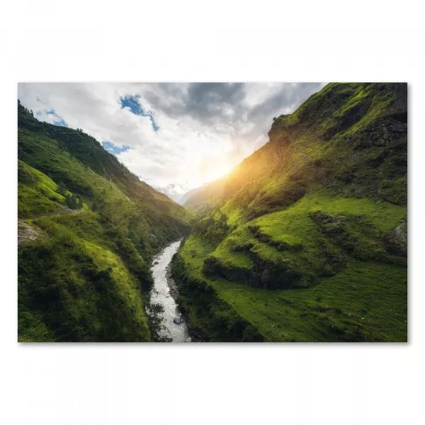 Reißender Fluss durch grüne Berglandschaft, Paradies für Wanderer. Reißender Fluss durch grüne Berglandschaft, Paradies für Wanderer.