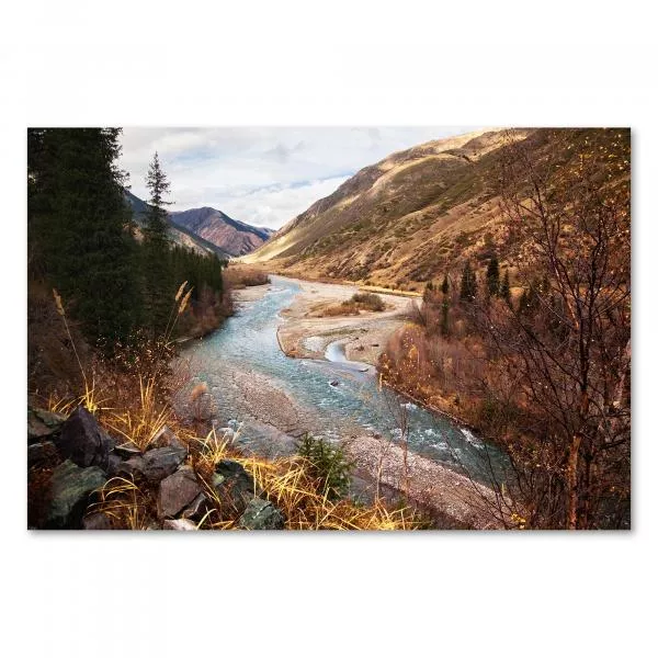 Herbstliche Farbenpracht: Ein Fluss schlängelt sich durch eine Schlucht mit herbstlich gefärbten Bäumen. Herbstliche Farbenpracht: Ein Fluss schlängelt sich durch eine Schlucht mit herbstlich gefärbten Bäumen.