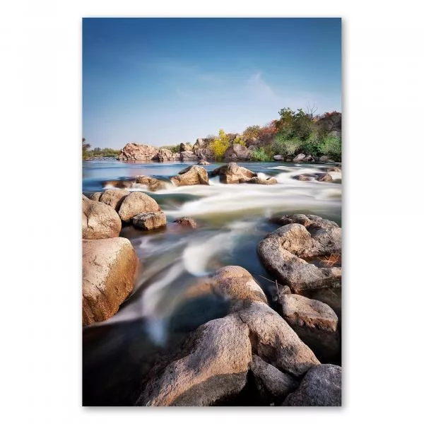 Langzeitbelichtung: Fluss schlängelt sich durch Felsen, warme Lichtstimmung. Langzeitbelichtung: Fluss schlängelt sich durch Felsen, warme Lichtstimmung.