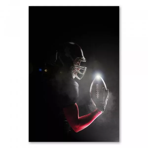 Action im Scheinwerferlicht: Der Footballspieler mit Ball verkörpert die Faszination des Sports. Action im Scheinwerferlicht: Der Footballspieler mit Ball verkörpert die Faszination des Sports.