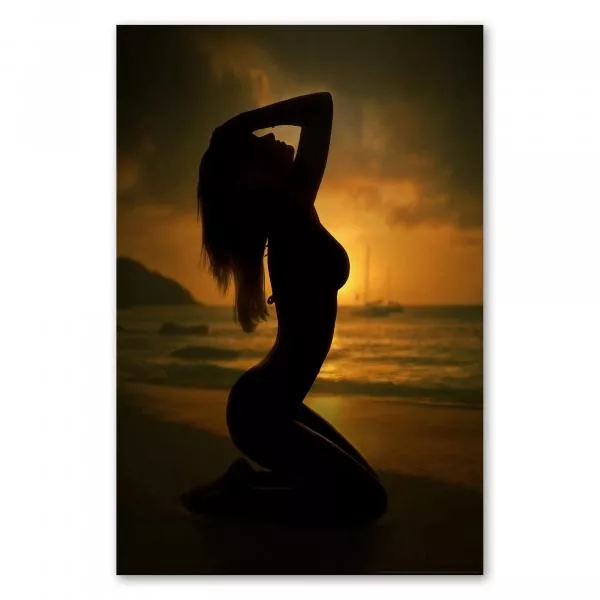 Eine Frau steht lasziv am Strand und genießt die letzten Sonnenstrahlen des Tages - ein Bild voller Ruhe und Sinnlichkeit. Eine Frau steht lasziv am Strand und genießt die letzten Sonnenstrahlen des Tages - ein Bild voller Ruhe und Sinnlichkeit.