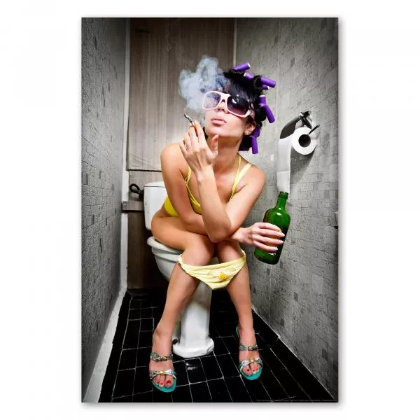 Junge Frau auf Toilette mit Sonnenbrille, Zigarette, Schnapsflasche und Lockenwicklern, humorvolle Party-Vorbereitung. Junge Frau auf Toilette mit Sonnenbrille, Zigarette, Schnapsflasche und Lockenwicklern, humorvolle Party-Vorbereitung.