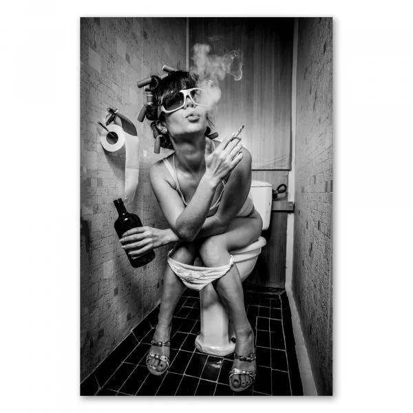 Schwarz-Weiß-Foto: Frau mit Lockenwicklern, auf Toilette, Zigarette & Wein. Schwarz-Weiß-Foto: Frau mit Lockenwicklern, auf Toilette, Zigarette & Wein.