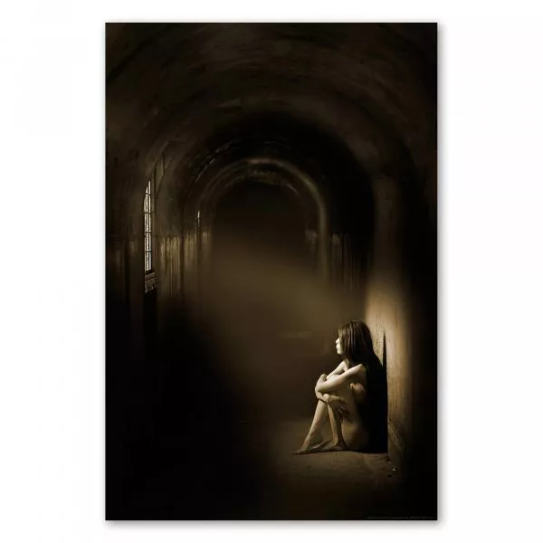Eine melancholische Aufnahme einer einsamen Frau, die in einem dunklen Tunnel sitzt und nachdenklich in die Ferne blickt. Eine melancholische Aufnahme einer einsamen Frau, die in einem dunklen Tunnel sitzt und nachdenklich in die Ferne blickt.