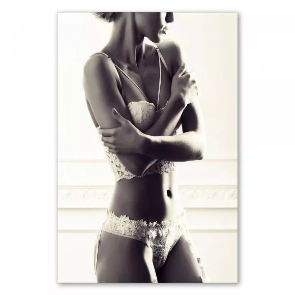 Eine Frau in eleganter Unterwäsche in hellem Raum. Licht betont Silhouette & Spitzendetails. Eine Frau in eleganter Unterwäsche in hellem Raum. Licht betont Silhouette & Spitzendetails.