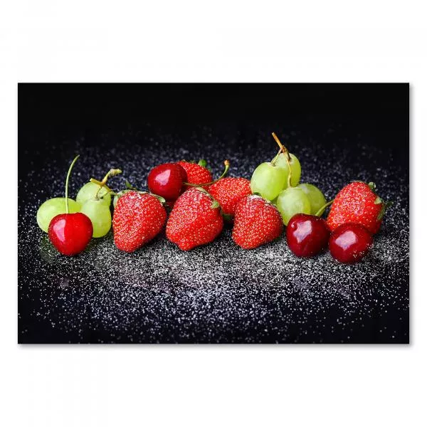 Erdbeeren, Kirschen & Weintrauben auf Schwarz mit Puderzucker - Dessert. Erdbeeren, Kirschen & Weintrauben auf Schwarz mit Puderzucker - Dessert.