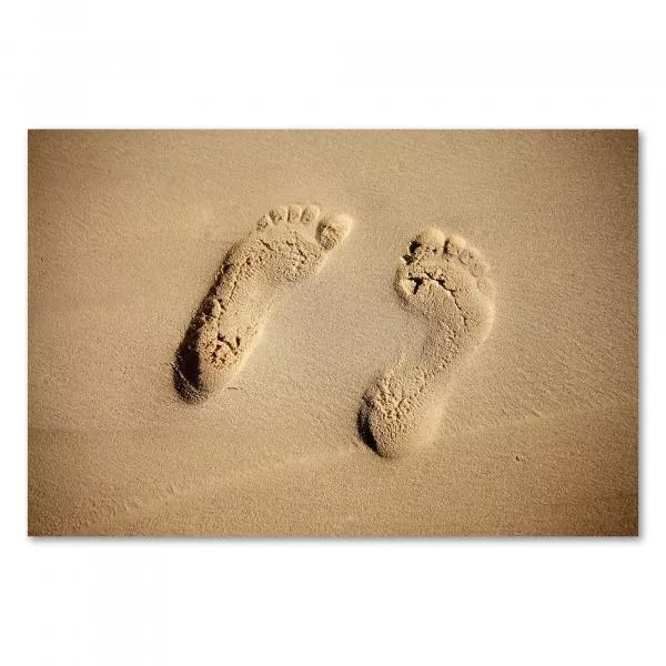 Zwei Fußabdrücke im Sand am Strand, Symbol für Freiheit, Urlaub & Natur. Zwei Fußabdrücke im Sand am Strand, Symbol für Freiheit, Urlaub & Natur.
