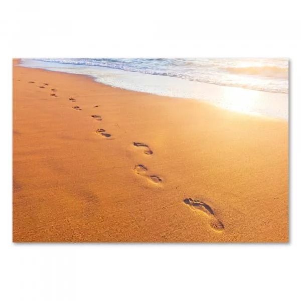 Fußabdrücke im Sand führen dem Horizont entgegen, wo die Sonne im Meer versinkt. Fußabdrücke im Sand führen dem Horizont entgegen, wo die Sonne im Meer versinkt.