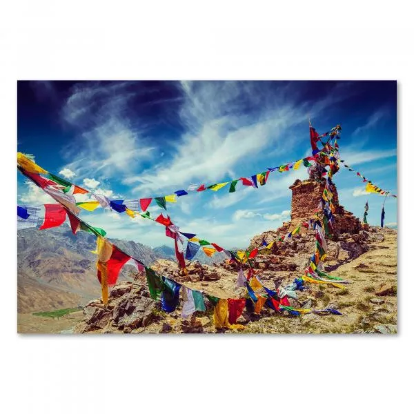 Bunte Gebetsfahnen flattern im Wind vor einem alten Steinturm im Himalaya Gebirge. Die leuchtenden Farben symbolisieren Glück & Frieden. Bunte Gebetsfahnen flattern im Wind vor einem alten Steinturm im Himalaya Gebirge. Die leuchtenden Farben symbolisieren Glück & Frieden.