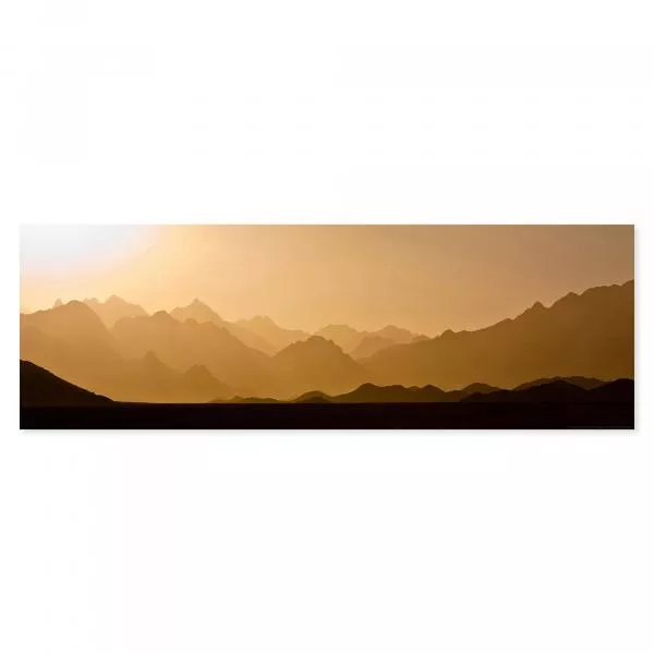 Silhouetten von Bergen im Abendhimmel, während die Sonne die Landschaft golden beleuchtet. Silhouetten von Bergen im Abendhimmel, während die Sonne die Landschaft golden beleuchtet.