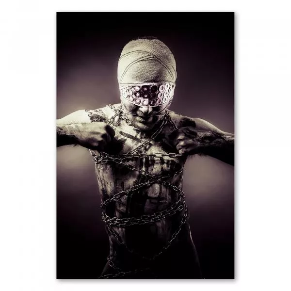 Schwarz-Weiß-Fotografie: Mann mit verbundenen Augen, Ketten, bemalter Oberkörper. Schwarz-Weiß-Fotografie: Mann mit verbundenen Augen, Ketten, bemalter Oberkörper.