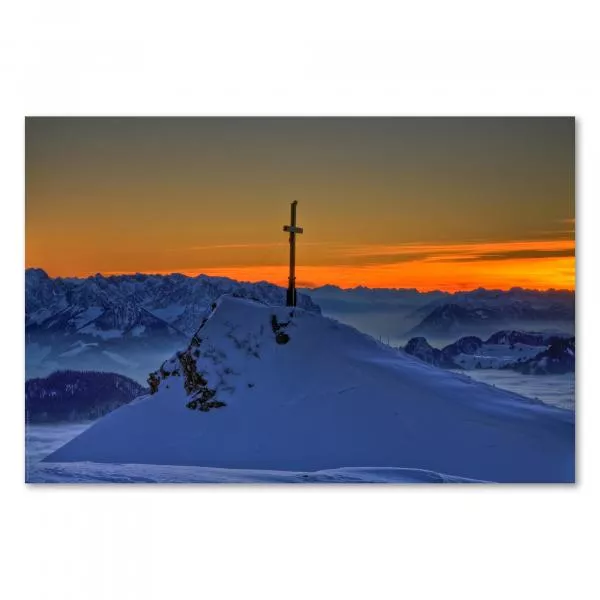 Ein Gipfelkreuz strahlt im Sonnenuntergang über einem atemberaubenden Alpenpanorama. Ein Gipfelkreuz strahlt im Sonnenuntergang über einem atemberaubenden Alpenpanorama.