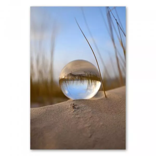 Glaskugel im Sand, Strandlandschaft mit Dünen & Gräsern - surreal & faszinierend. Glaskugel im Sand, Strandlandschaft mit Dünen & Gräsern - surreal & faszinierend.