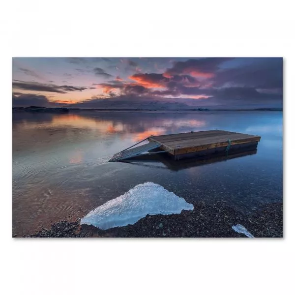 Holzsteg führt zu Gletschersee in Island, Sonnenuntergang, warme Farben, Spiegelung. Holzsteg führt zu Gletschersee in Island, Sonnenuntergang, warme Farben, Spiegelung.