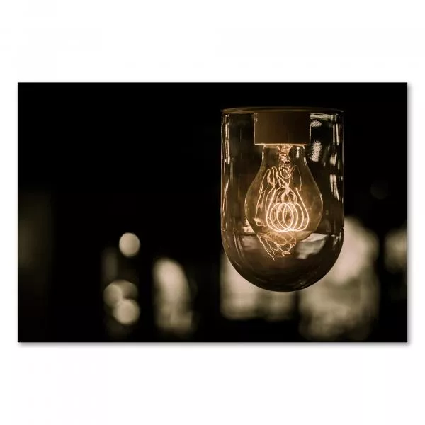 Glühbirne verbreitet warmes Licht, dunkler Raum, verschwommene Lichter im Hintergrund. Glühbirne verbreitet warmes Licht, dunkler Raum, verschwommene Lichter im Hintergrund.