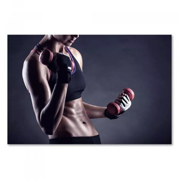 Frau trainiert Armmuskulatur mit roten Hanteln, grauer Hintergrund - Fitness. Frau trainiert Armmuskulatur mit roten Hanteln, grauer Hintergrund - Fitness.