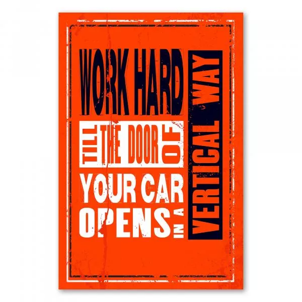 Motivierendes Poster mit dem Spruch: "Arbeite hart, bis sich die Tür deines Autos von selbst öffnet." Motivierendes Poster mit dem Spruch: "Arbeite hart, bis sich die Tür deines Autos von selbst öffnet."
