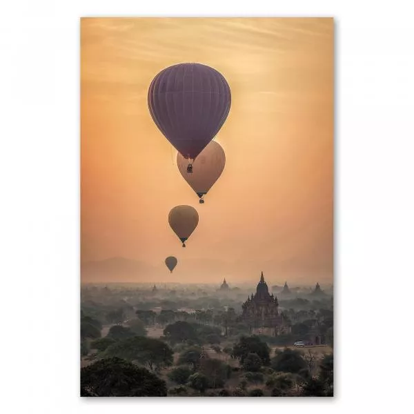 Heißluftballons bei Sonnenaufgang über den Tempeln von Bagan (Myanmar) - Panorama. Heißluftballons bei Sonnenaufgang über den Tempeln von Bagan (Myanmar) - Panorama.