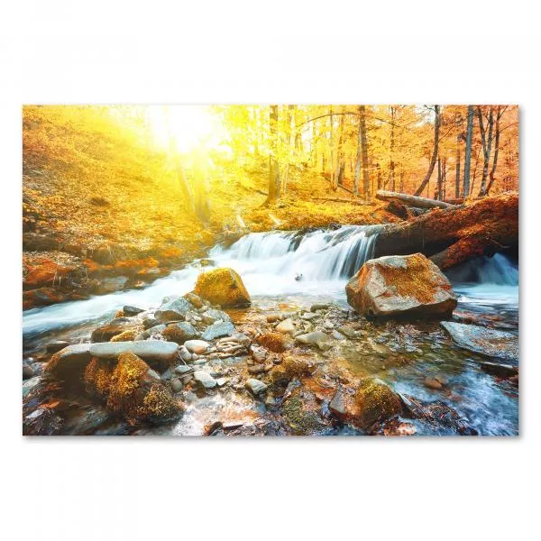 Wasserfall, moosbewachsene Steine, Bach, Herbstwald, warme Farben, Sonnenlicht. Wasserfall, moosbewachsene Steine, Bach, Herbstwald, warme Farben, Sonnenlicht.