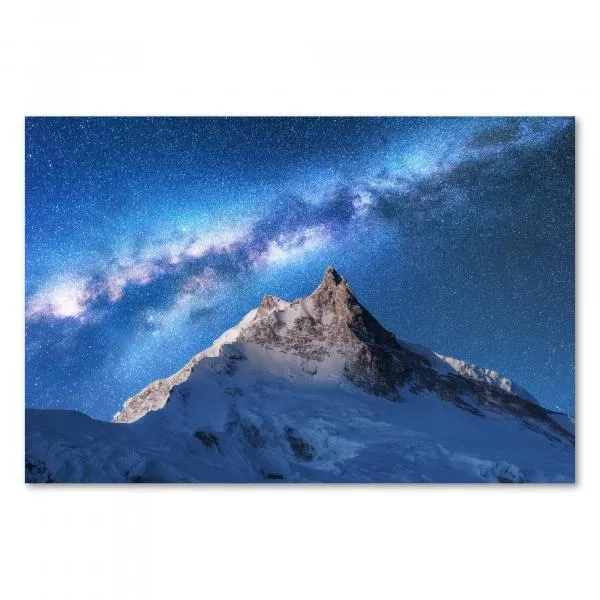 Ein schneebedeckter Berggipfel im Himalaya erhebt sich majestätisch. Die Milchstraße zieht sich als helles Band über den funkelnden Sternenhimmel. Ein schneebedeckter Berggipfel im Himalaya erhebt sich majestätisch. Die Milchstraße zieht sich als helles Band über den funkelnden Sternenhimmel.