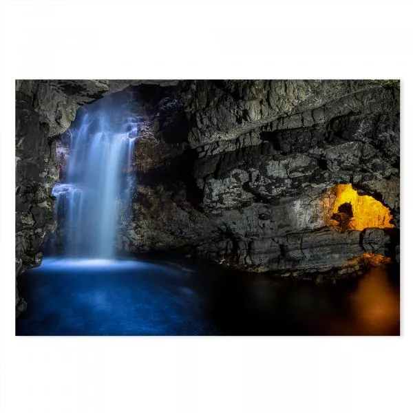 Unterirdischer Wasserfall ergießt sich in türkisblauen See, magisches Farbenspiel der Natur. Unterirdischer Wasserfall ergießt sich in türkisblauen See, magisches Farbenspiel der Natur.