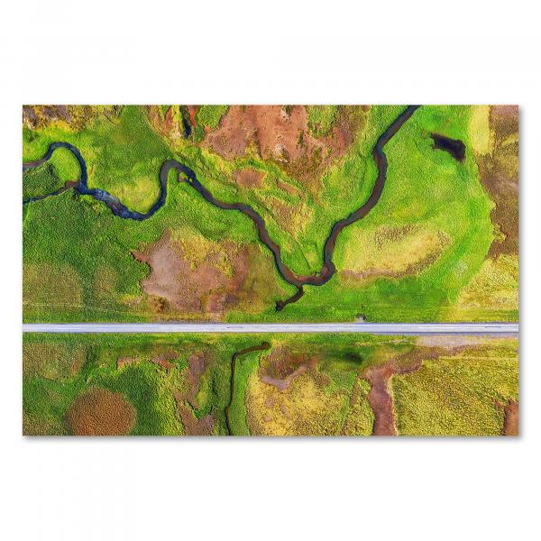Luftaufnahme: Gerade Straße & gewundener Fluss, grüne Landschaft Islands.