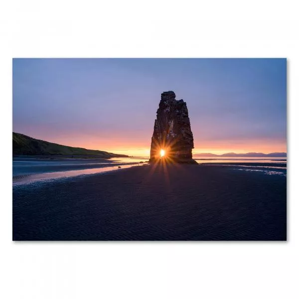 Sonnenuntergang hinter Hvitserkur, Felsen im Meer vor Island. Sonnenuntergang hinter Hvitserkur, Felsen im Meer vor Island.