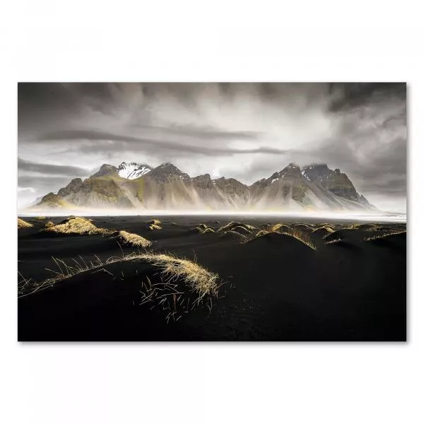 Schwarzer Sandstrand von Stokksnes, Vestrahorn-Gipfel im Nebel, mystisch. Schwarzer Sandstrand von Stokksnes, Vestrahorn-Gipfel im Nebel, mystisch.