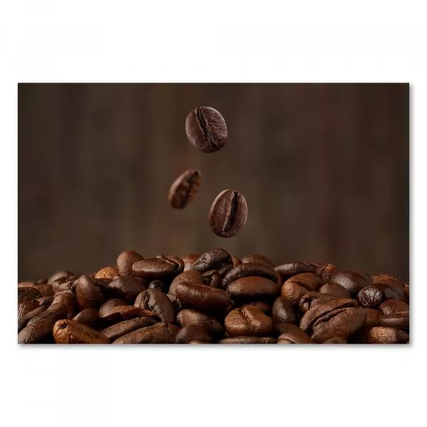 Drei geröstete Kaffeebohnen fallen, Duft von frisch gemahlenem Kaffee. Drei geröstete Kaffeebohnen fallen, Duft von frisch gemahlenem Kaffee.