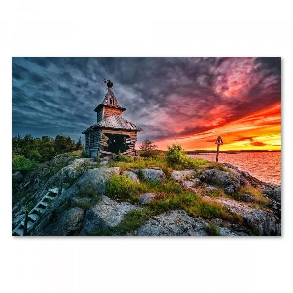 Sonnenuntergang am Meer, Ruine einer Holzkirche auf Klippe, mystische Stimmung. Sonnenuntergang am Meer, Ruine einer Holzkirche auf Klippe, mystische Stimmung.