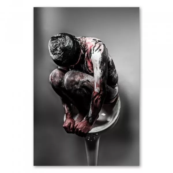 Person mit schwarzer & weißer Farbe, auf Hocker, rote Kleckse, Verletzlichkeit. Person mit schwarzer & weißer Farbe, auf Hocker, rote Kleckse, Verletzlichkeit.