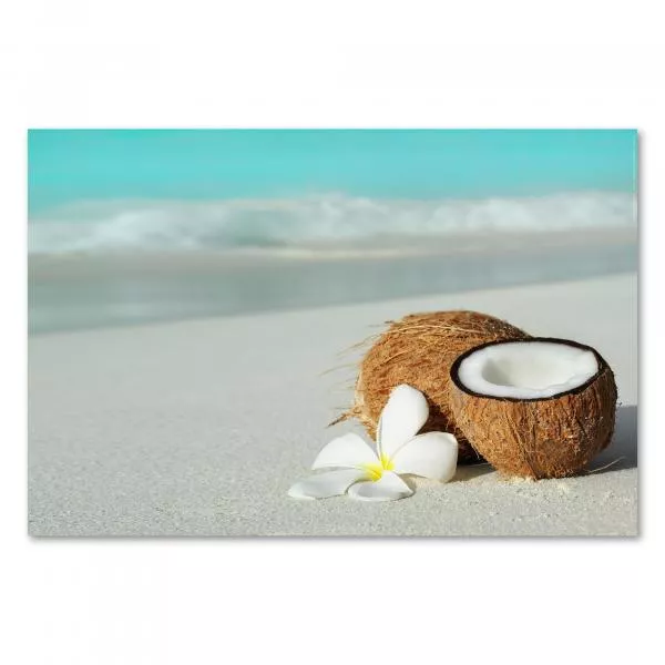 Eine frische Kokosnuss und eine zarte Blume am Sandstrand strahlen Ruhe und Urlaubsfeeling aus. Eine frische Kokosnuss und eine zarte Blume am Sandstrand strahlen Ruhe und Urlaubsfeeling aus.