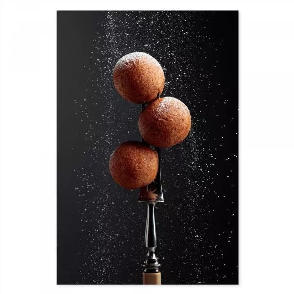 Drei Krapfen, goldbraun frittiert, auf Gabel, Puderzucker, dunkler Hintergrund. Drei Krapfen, goldbraun frittiert, auf Gabel, Puderzucker, dunkler Hintergrund.