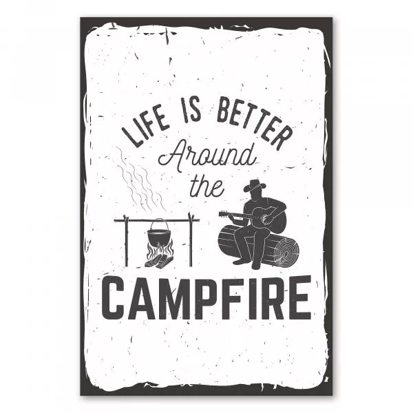 Gitarrist am Lagerfeuer – „Life is better around the campfire“. Bericht für Romantik- und Freiheits-Liebhaber. Gitarrist am Lagerfeuer – „Life is better around the campfire“. Bericht für Romantik- und Freiheits-Liebhaber.