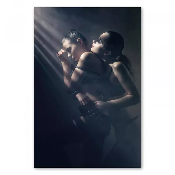 Zwei Frauen in schwarzer Unterwäsche umarmen sich leidenschaftlich. Das Spiel von Licht und Schatten unterstreicht die Intimität und Verführung der Szene. Zwei Frauen in schwarzer Unterwäsche umarmen sich leidenschaftlich. Das Spiel von Licht und Schatten unterstreicht die Intimität und Verführung der Szene.