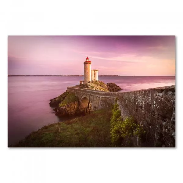 Romantischer Leuchtturm auf einer kleinen Insel im warmen Licht des Sonnenuntergangs. Romantischer Leuchtturm auf einer kleinen Insel im warmen Licht des Sonnenuntergangs.