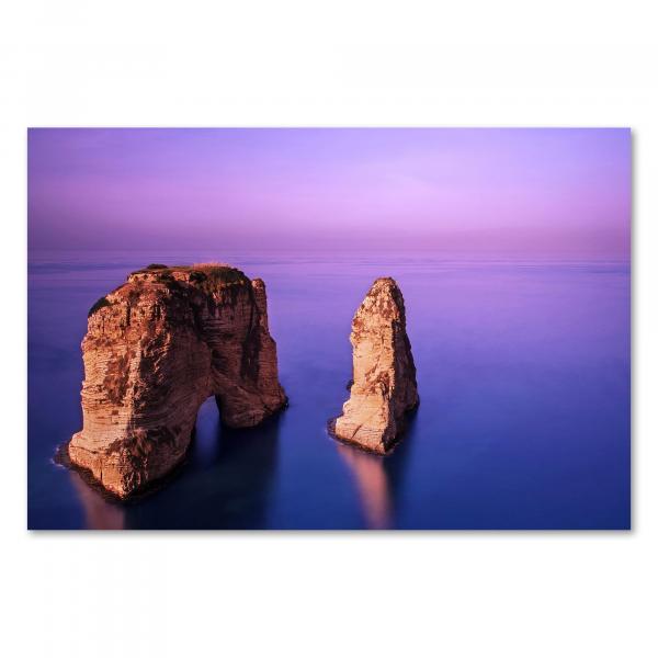 Zwei Felsen im Meer, Himmel im magischen Licht des Sonnenuntergangs - faszinierendes Bild aus dem Libanon.