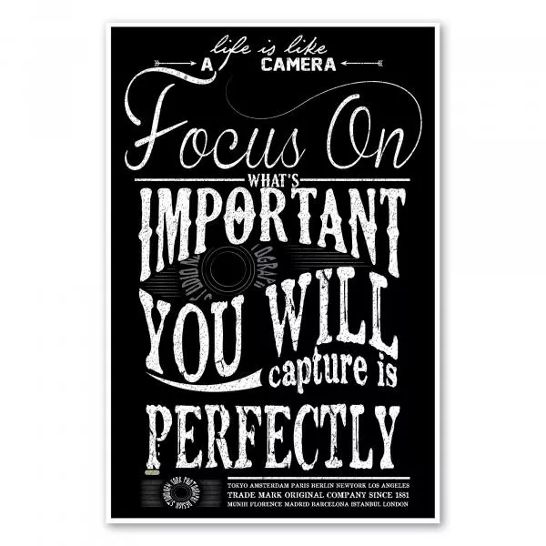 „Life is like a camera...“ - inspirierender Typografie-Print, der Fokussierung auf Wesentliches aufruft. „Life is like a camera...“ - inspirierender Typografie-Print, der Fokussierung auf Wesentliches aufruft.