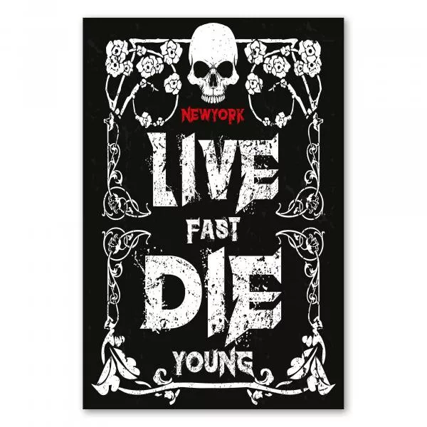 Totenkopf, Rosenranken & "New York Live Fast Die Young", Schwarz-Weiß. Totenkopf, Rosenranken & "New York Live Fast Die Young", Schwarz-Weiß.
